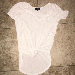 CATCH ME 🕊 Knotted v-neck white tee